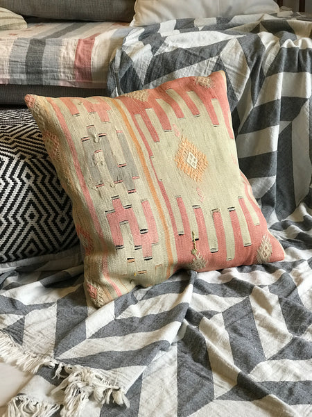 Kilim pillow case, bohemian cushion cover. Ethnic tribal pattern. Vintage Anatolian Turkish vintage Kilim. 